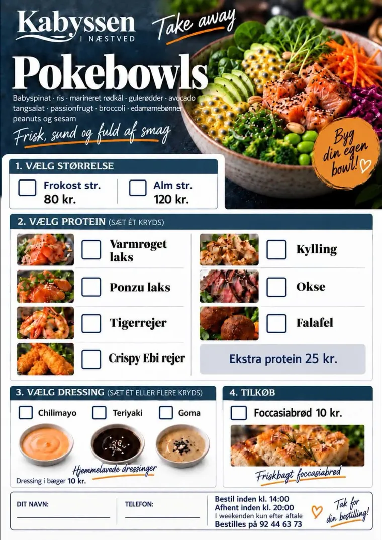 Menukort for poke bowls: Frokoststørrelse 80 kr., almindelig størrelse 120 kr. Vælg ét protein (varmrøget laks, ponzu laks, tigerrejer, crispy ebi rejer, kylling, okse eller falafel), ekstra protein 25 kr. Hjemmelavet dressing (chilimayo, teriyaki eller goma) 10 kr. pr. bæger. Friskbagt focacciabrød 10 kr.